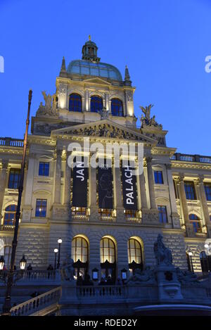 Bandiere nere che commemorano il tardo studente Jan Palach con il suo nome e la sua silhouette sono appese sulla costruzione del Museo Nazionale a Praga, Repubblica Ceca, Wedn Foto Stock