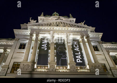 Bandiere nere che commemorano il tardo studente Jan Palach con il suo nome e la sua silhouette sono appese sulla costruzione del Museo Nazionale a Praga, Repubblica Ceca, Wedn Foto Stock