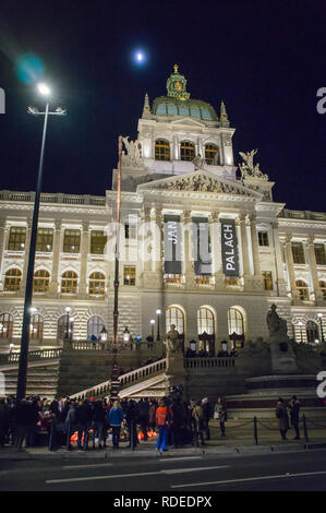 Bandiere nere che commemorano il tardo studente Jan Palach con il suo nome e la sua silhouette sono appese sulla costruzione del Museo Nazionale a Praga, Repubblica Ceca, Wedn Foto Stock