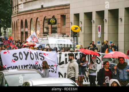 Strasburgo, Francia - Sep 12, 2018: Cerchiamo di essere rivoluzionario banner targhetta in francese giornata nazionale di protesta contro la riforma del lavoro proposto da Emmanuel Macron di governo Foto Stock