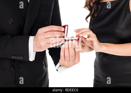 Vista ritagliata del fidanzato holding proposta anello nella scatola per ragazza, isolato su bianco Foto Stock