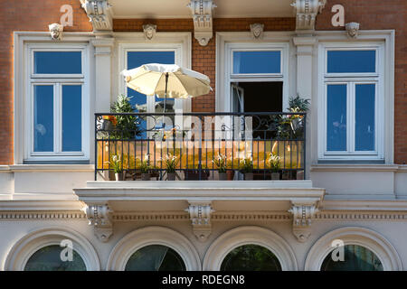 Facciata di una casa con un balcone - vacanza sul balcone Foto Stock