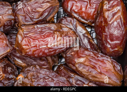 Data Palm su un tradizionale mercato artigianale.L'immagine orizzontale. Frutta secca date macro. Foto Stock