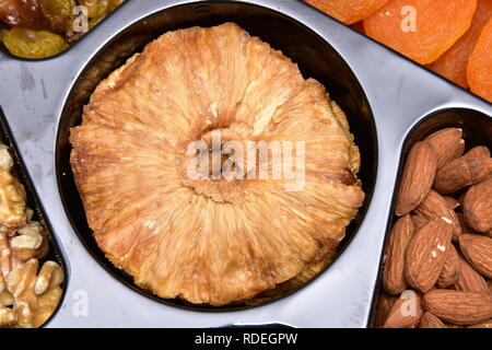 Organico secco fette di ananas pronto a mangiare ananas secche frutta secca. Foto Stock