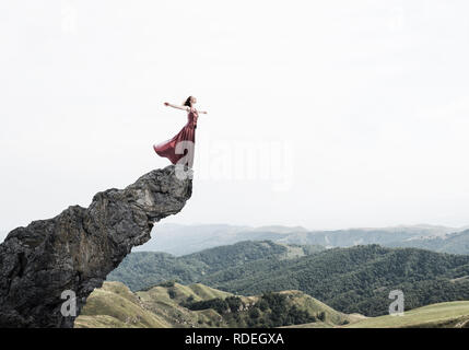 Concetto di libertà e di felicità con ragazza godendo di questa vita Foto Stock