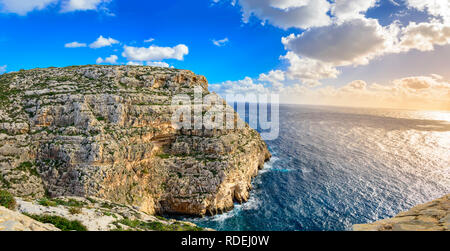 Scogliere vicino alla Grotta Azzurra, Malta. Scenic seascape con costa rocciosa e presto la luce del tramonto Foto Stock