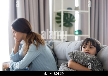 Arrabbiato sulky bambino e infastidito madre di non parlare dopo la lotta Foto Stock