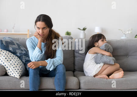 Infastiditi madre e un po' testardo kid non parlare dopo la querelle Foto Stock