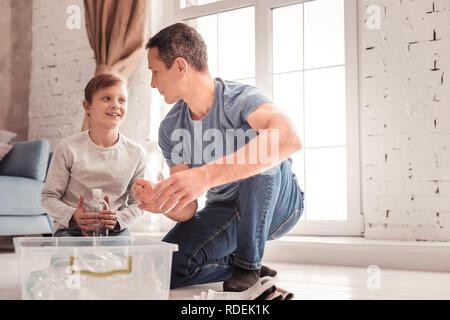 Biondo e ascolto il figlio al padre con attenzione Foto Stock