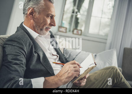 Creative giornalista iscritto il suo nuovo idee fresche Foto Stock