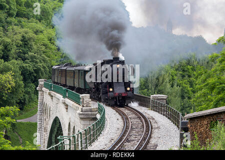 Il vecchio treno a vapore - locomotore sul ponte di pietra di Solkan - Nova Gorica, in Slovenia Foto Stock