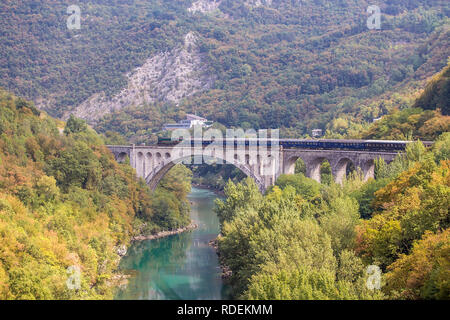 Treno Diesel a Salcano (Solkan) ponte, Slovenia Foto Stock