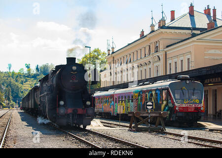 Il vecchio treno a vapore - locomotiva alla stazione ferroviaria di Nova Gorica e nuovo treno elettrico Foto Stock