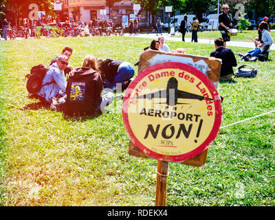 Strasburgo, Francia - 5 Maggio 2018: persone wrotesting targhetta con stop alla costruzione di Notre Dame des Landes del controverso aeroporto Foto Stock