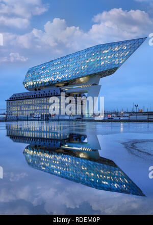 Porto di Anversa in sede. Zaha Hadid Architects aggiunto un vetro interno a un rinnovato la stazione dei vigili del fuoco. Foto Stock