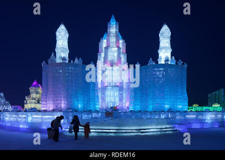 Padiglione illuminata di notte a Harbin Ice e Snow Sculpture Festival, la più grande del mondo nel suo genere. Foto Stock