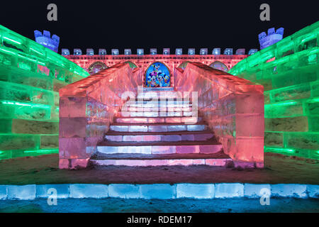 Padiglione illuminata di notte a Harbin Ice e Snow Sculpture Festival, la più grande del mondo nel suo genere. Foto Stock