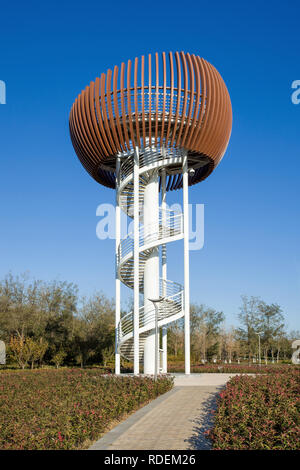 Architettura moderna torre di avvistamento in un parco. Cinese i governi comunali desidera abbracciare un nuovo modello sostenibile di pianificazione urbana con aree verdi. Foto Stock