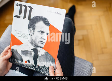 Parigi, Francia - Jan 2, 2019: M le magazine du monde con coperchio controversi con presidient francese Emmanuel Macron con un collage di foto di Macron e il gilet giallo - donna la lettura di soggiorno Foto Stock