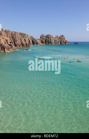 Acque cristalline circondano Logan's Rock nella Cornovaglia occidentale Foto Stock