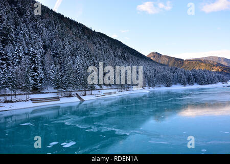 La bellissima cittadina di Auronzo con le sue foreste, il suo lago e la bella stagione invernale, nel cuore delle Dolomiti Bellunesi Foto Stock