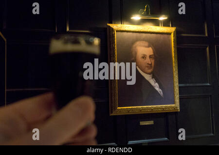 Arthur Guinness verticale (l'unico mai realizzato) sulla parete presso il Magazzino Guinness Brewery a Dublino, Irlanda, 15 gen 2019. Foto Stock