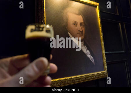 Arthur Guinness verticale (l'unico mai realizzato) sulla parete presso il Magazzino Guinness Brewery a Dublino, Irlanda, 15 gen 2019. Foto Stock