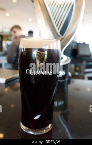 Pinte di Guinness che viene versato al Gravity Bar presso il Magazzino Guinness Brewery a Dublino, Irlanda, 15 gen 2019. Foto Stock