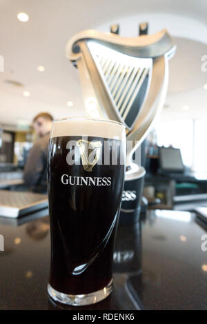 Pinte di Guinness che viene versato al Gravity Bar presso il Magazzino Guinness Brewery a Dublino, Irlanda, 15 gen 2019. Foto Stock