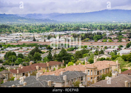 Vista aerea del quartiere residenziale in un giorno nuvoloso, San Jose, California Foto Stock