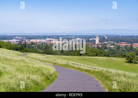 Sentiero lastricato sul piatto di Stanford hill; vista verso Stanford campus, Palo Alto, San Francisco Bay Area, California Foto Stock