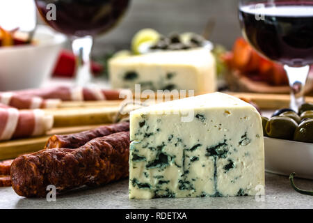 Formaggio blu, vino snack set, antipasti all'italiana, la selezione di cibo sul tavolo Foto Stock