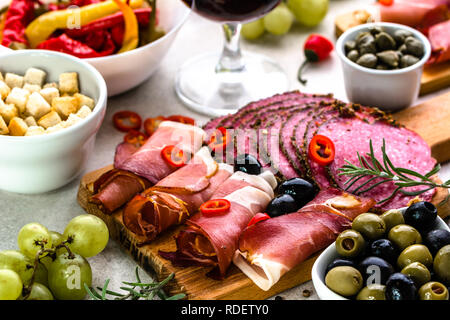 Carne fredda selezione, jamón e salame, autentici tradizionali tapas bar, piatti Foto Stock