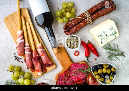 La varietà del cibo su tavola, vino, formaggio e carne, cold tapas tradizionali per il menu mediterraneo Foto Stock
