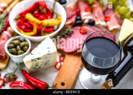 Tradizionali antipasti italiani nel ristorante, bicchiere di vino e altri prodotti alimentari la selezione Foto Stock