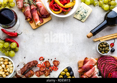 Tapas tradizionali spagnole nel ristorante, il cibo confine con varietà di piatti freddi Foto Stock