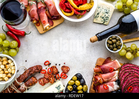 Tradizionale spagnolo selezione di tapas, cibo confine con varietà di antipasti sul tavolo Foto Stock