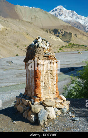 Stupa Trailside con l'asciutto alveo del Kali Gandaki in background, Mustang Superiore regione, Nepal. Foto Stock