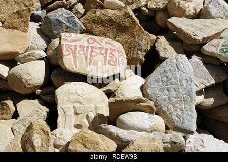 Mani pietre di preghiera, lo Manthang, Mustang Superiore regione, Nepal. Foto Stock