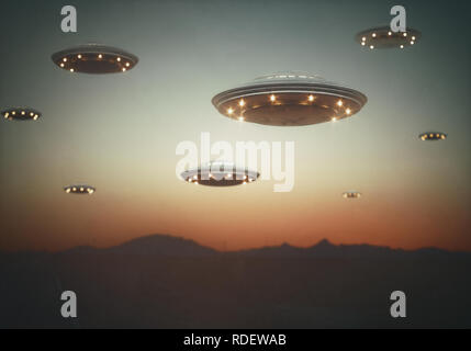 Invasione di astronavi aliene sotto il cielo al tramonto. Il vecchio stile film immagine di fotografia. Foto Stock