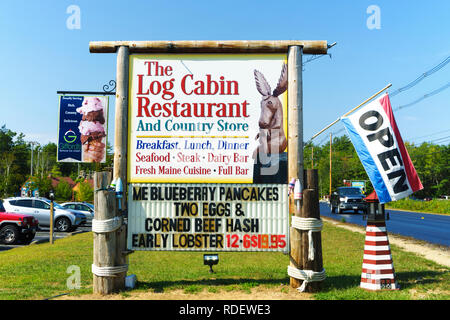 Indicazioni per un ristorante sul ciglio della strada e il paese store in Bar Harbor, Maine, Stati Uniti d'America. Foto Stock