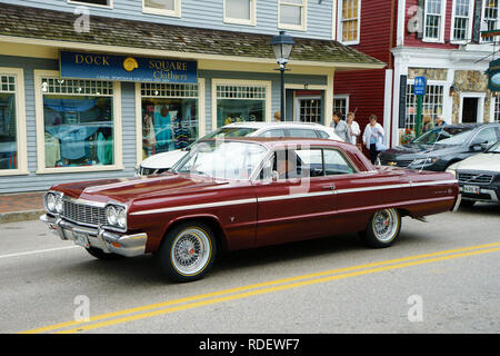 Classic American car: Vintage Chevrolet Impala SS su una strada di Kennebunkport, Maine, Stati Uniti d'America. Foto Stock