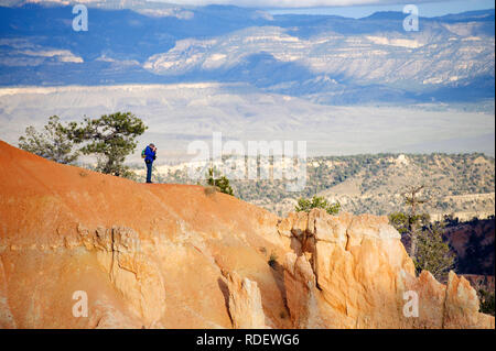 Escursionista di scattare una foto al Parco Nazionale di Bryce Canyon, Utah, Stati Uniti d'America. Foto Stock