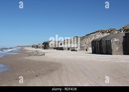 Alte Bunker am Strand von Lökken in Dänemark Foto Stock