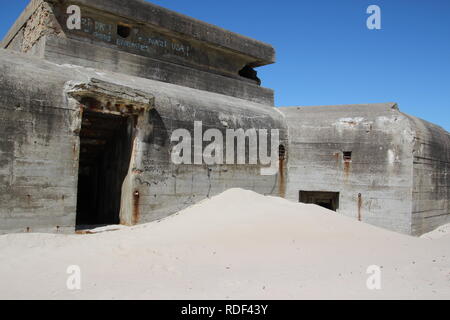 Alte Bunker am Strand von Lökken in Dänemark Foto Stock