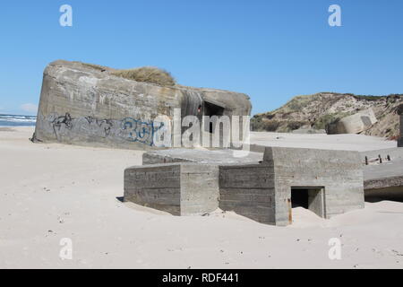 Alte Bunker am Strand von Lökken in Dänemark Foto Stock