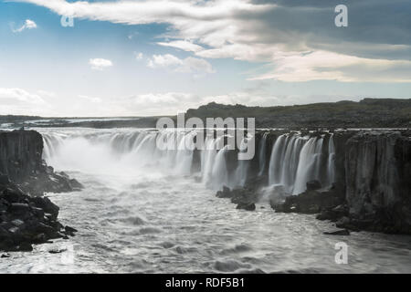 Beeindruckender Selfoss Wasserfall, Jökulsá á Fjöllum Schluch, Isola Foto Stock