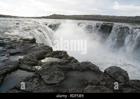 Beeindruckender Selfoss Wasserfall, Jökulsá á Fjöllum Schluch, Isola Foto Stock