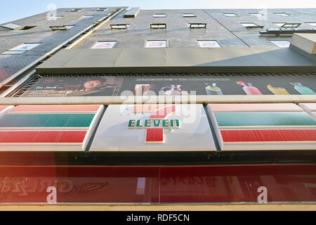 SEOUL, Corea del Sud - circa maggio, 2017: 7-11 convenience store segno. Foto Stock