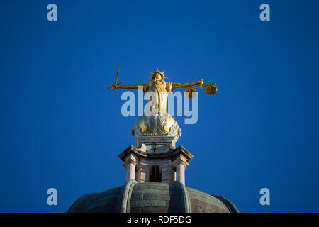 Signora giustizia statua sulla sommità della Old Bailey, centrale Tribunale penale di Londra, Inghilterra. Vista generale GV Foto Stock